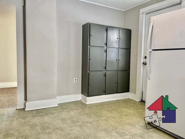 Building Photo - 32 Hall St