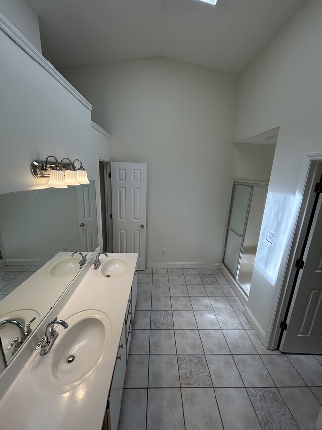 Building Photo - 104 Breezewood Dr