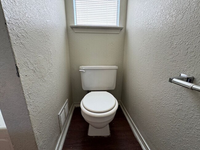 Building Photo - 2505 Windmill Dr