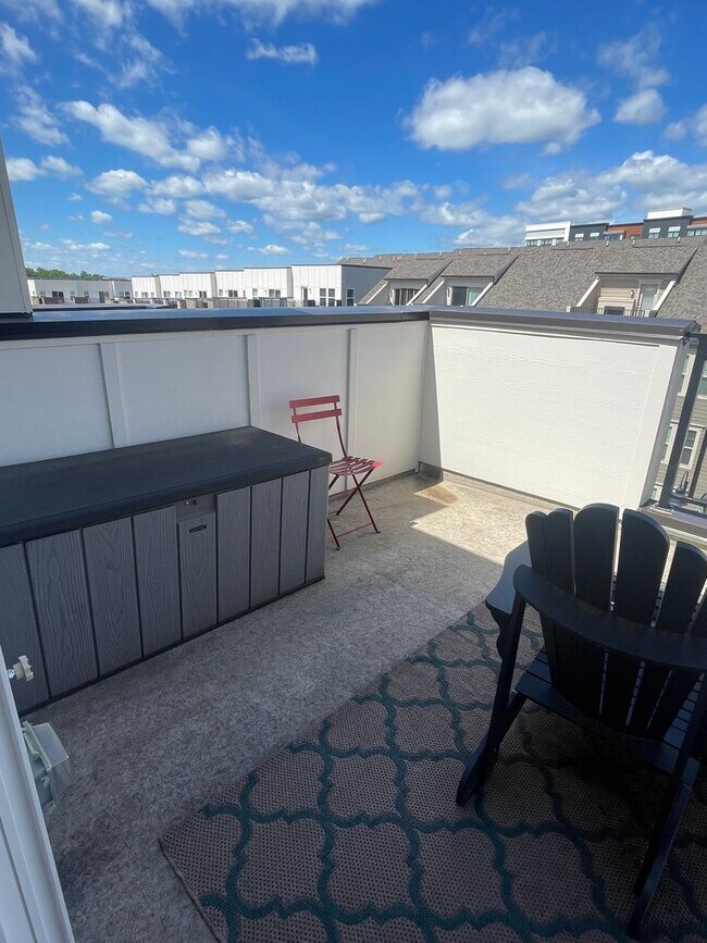Building Photo - FOUR LEVEL TOWNHOUSE IN DOWNTOWN CROWN, 2 ...