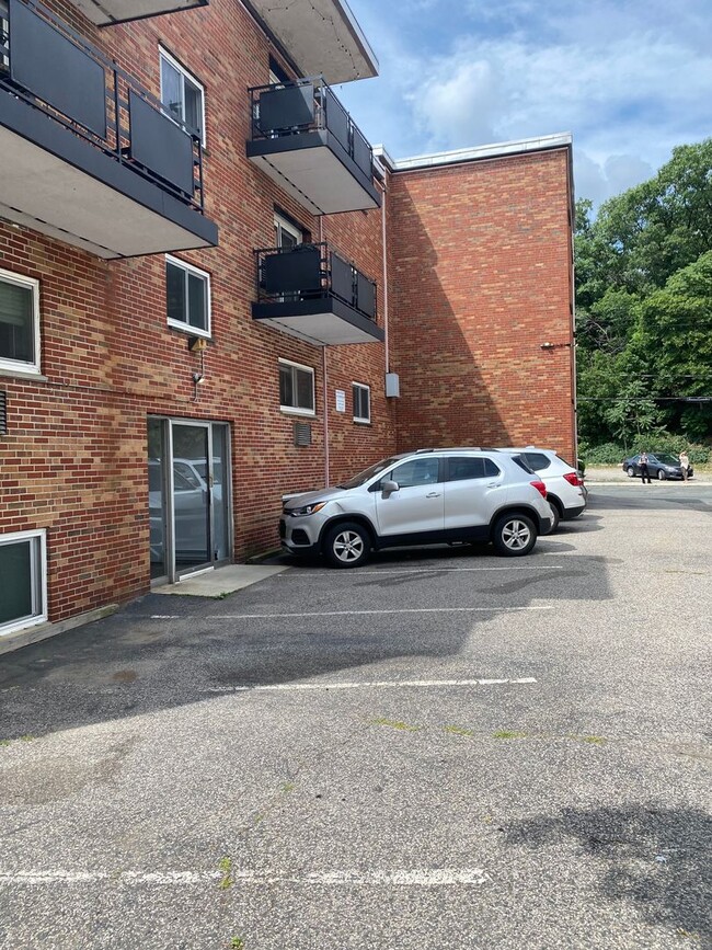 Building Photo - 1 Bedroom Brighton Apartment on MBTA/Green Line