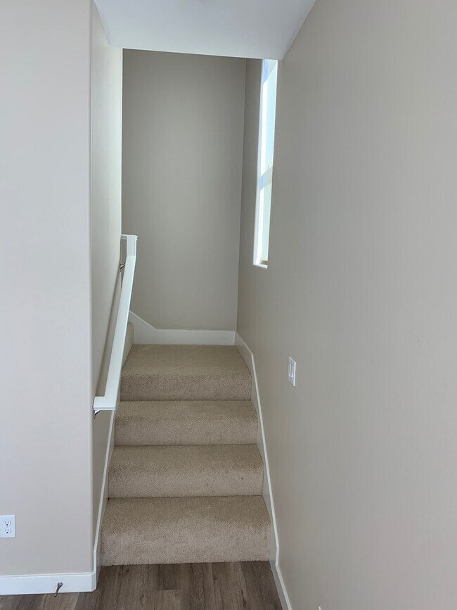 Building Photo - Modern 3 Bed/ 4 Bath, Detached, Private Dr...