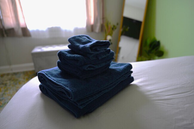 Building Photo - 1544 Oakridge Rd