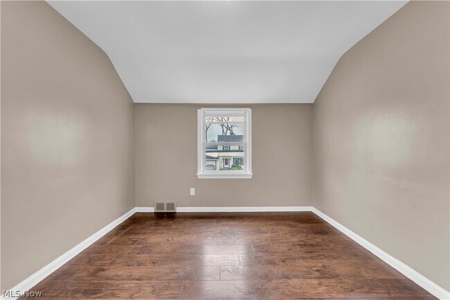 Building Photo - 8008 Pelham Dr