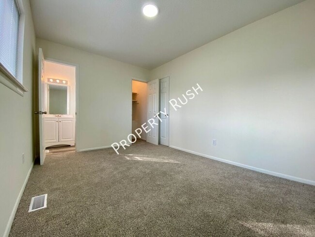 Building Photo - 922 Delores Dr