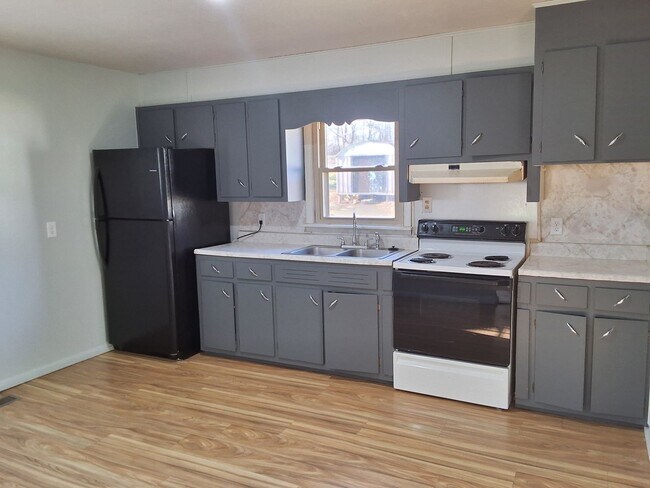 Building Photo - Comfy 2 Bedroom, 1 Bath House located in R...