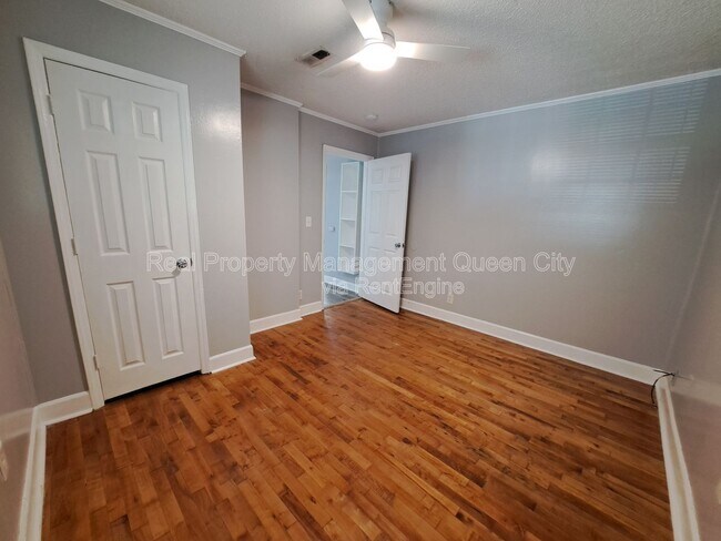 Building Photo - 112 Miller St