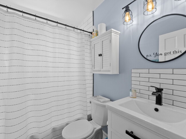Building Photo - Enjoy Comfortable Arlington Living at Old Glebe Road!