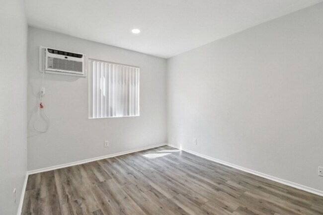 Interior Photo - 311 South New Hampshire Avenue