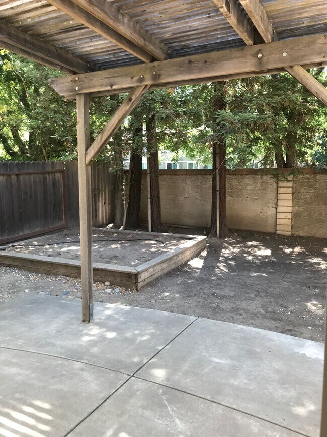 Building Photo - Spacious and Bright 3bed/2 bath Home in Davis