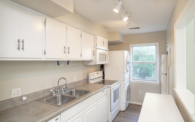 Building Photo - Fantastic Location! Chapel Hill 2 Bedroom ...