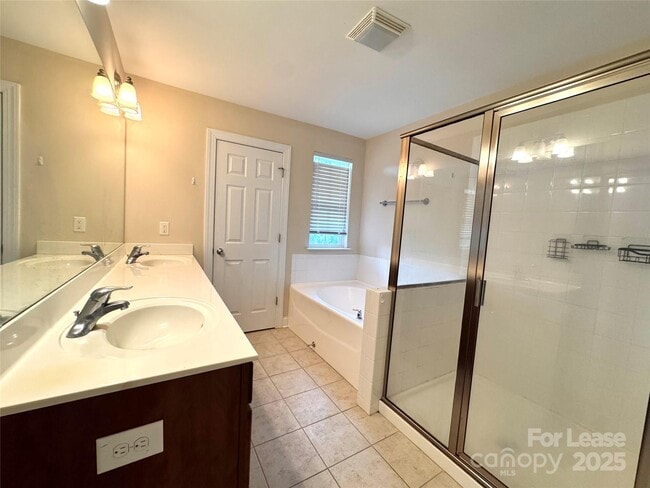 Building Photo - 6532 Fieldstone Manor Dr