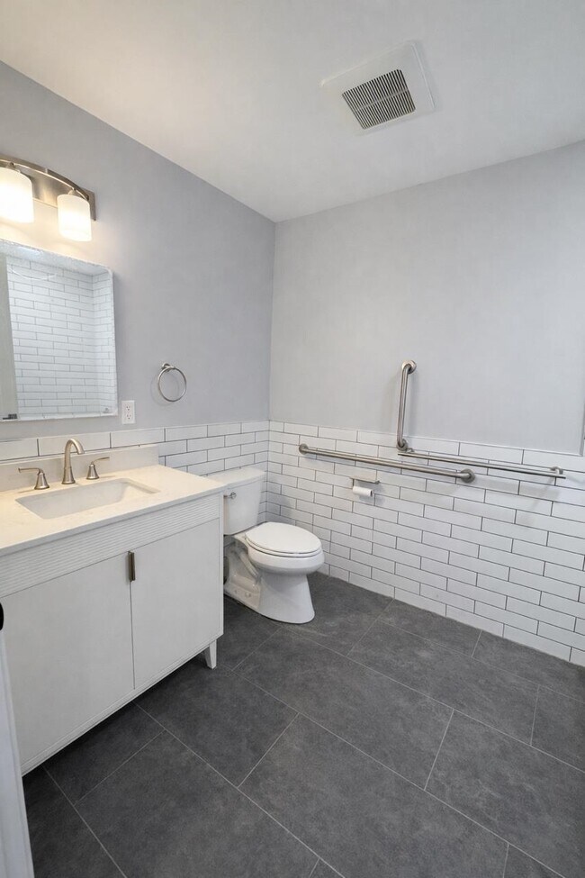 Building Photo - 116 36th St