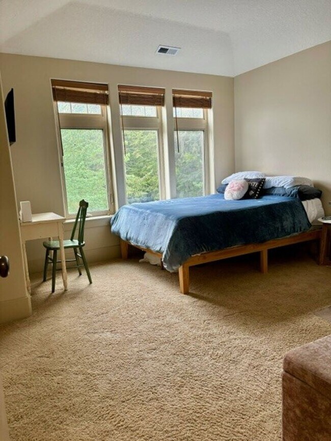 Building Photo - Beautiful Lake Oswego Newer Townhome Walki...