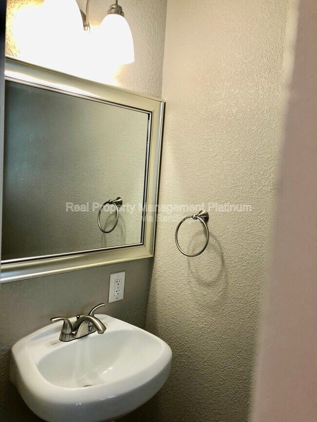 Building Photo - 3653 N Shirley Ave