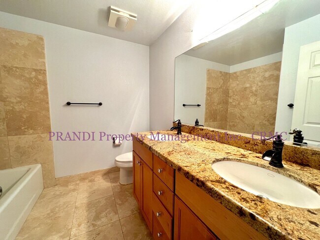 Building Photo - Delightful End Unit Townhome with Washer/D...