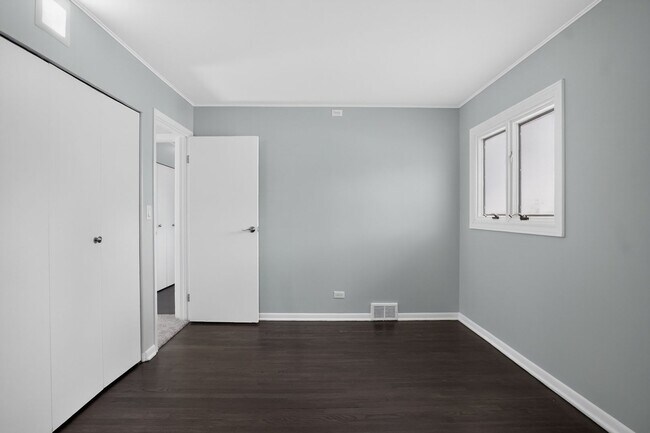 Building Photo - Spacious Stunning 3 BR House in Mount Prospect W/ Office/Playroom on Corner Lot