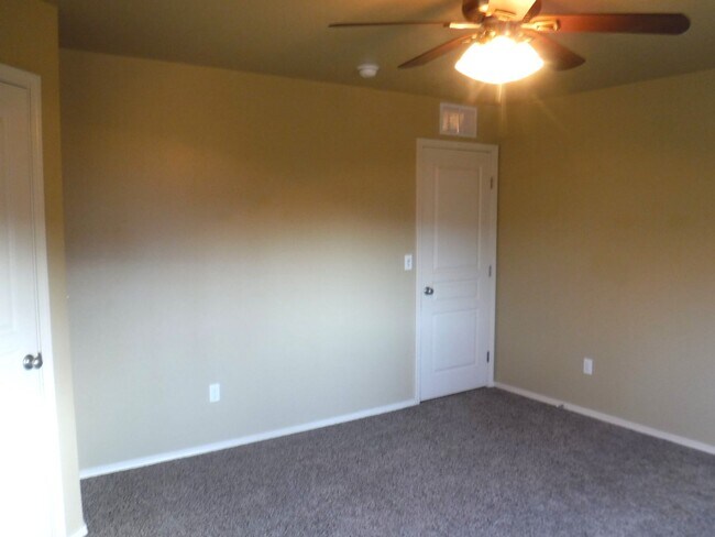 Building Photo - Beautiful 3bed, 2bath home located just of...