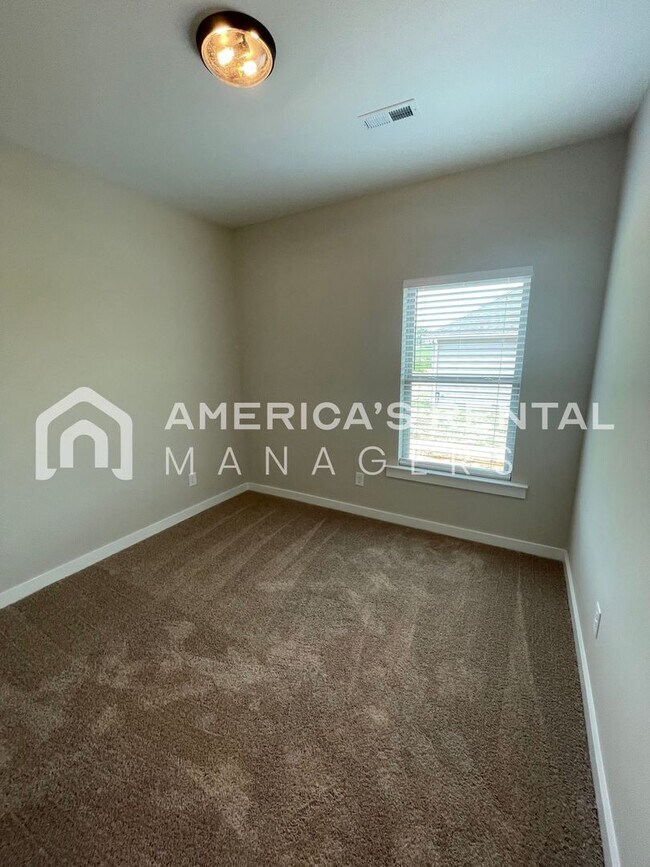 Building Photo - Available Now!! PRICE REDUCTION*** SIGN A ...