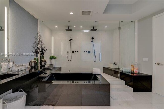 Building Photo - 18555 Collins Ave