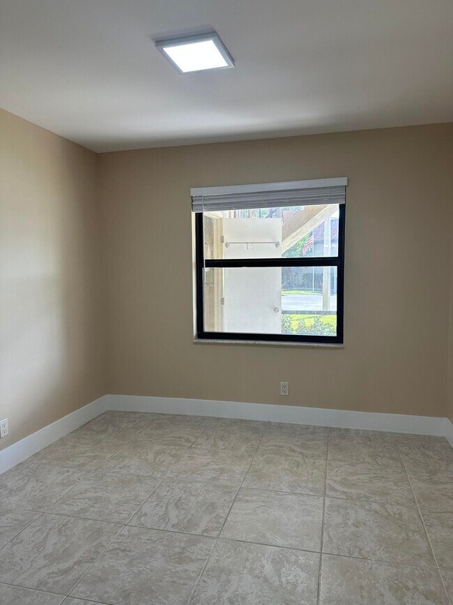 Building Photo - 7233 Golf Colony Ct