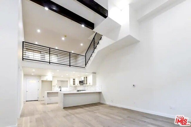 Building Photo - 5019 W Maplewood Ave