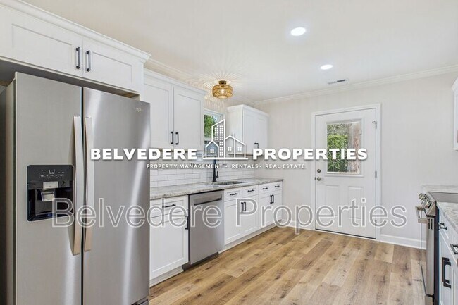Building Photo - 2322 Fernwood Dr