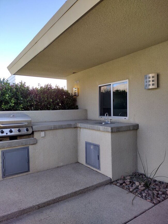 Building Photo - 558-560-562 Calle Abronia S