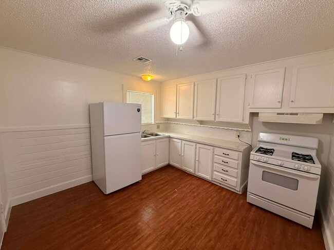 Building Photo - Adorable Renovated 2-Bed, 1-Bath with Garage—Enjoy the Charm of West Tulsa Living Near River Parks