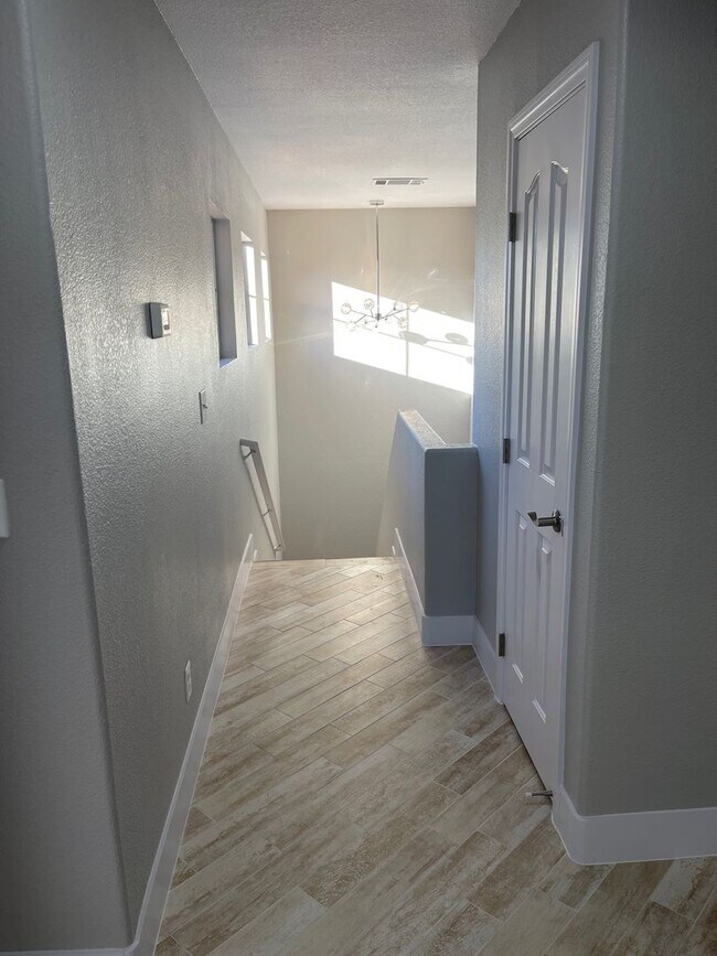 Building Photo - **GORGEOUSLY REMODELED & CLEAN!!  3BD-2 1/2BA HOME IN SILVERADO RANCH !!  *** ONLY $2,190 ***