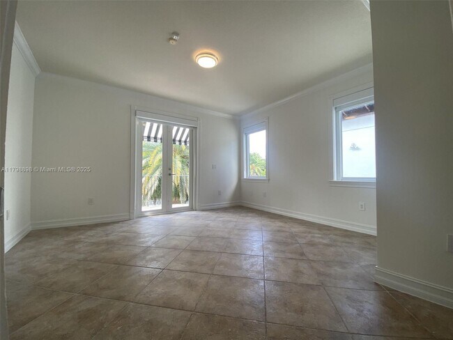 Building Photo - 2422 S Miami Ave