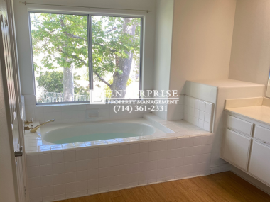 Building Photo - Spacious Townhome in Crown Villas Communit...