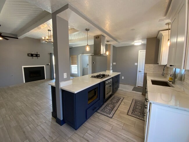 Building Photo - 3 Bedroom Single Story Home Available Near...