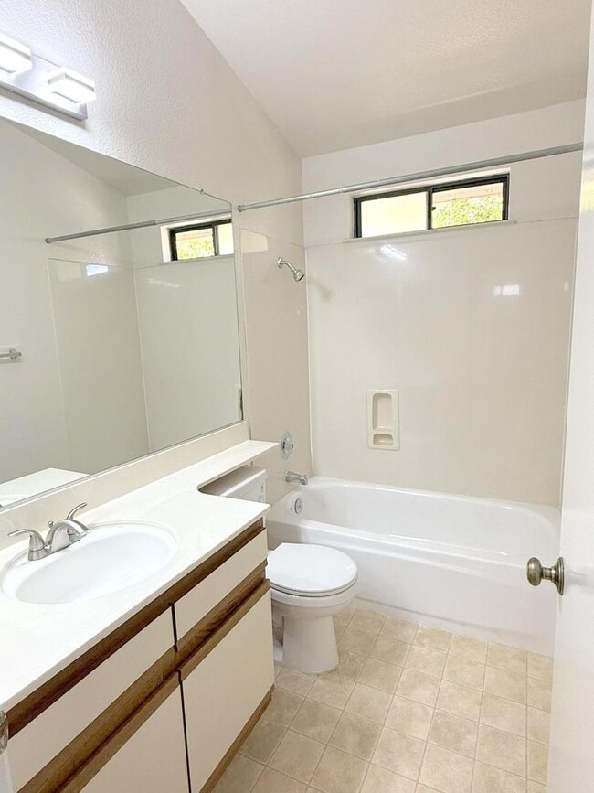 Building Photo - BRIGHT TOP FLOOR 2 BEDROOM CONDO ! Vaulted...