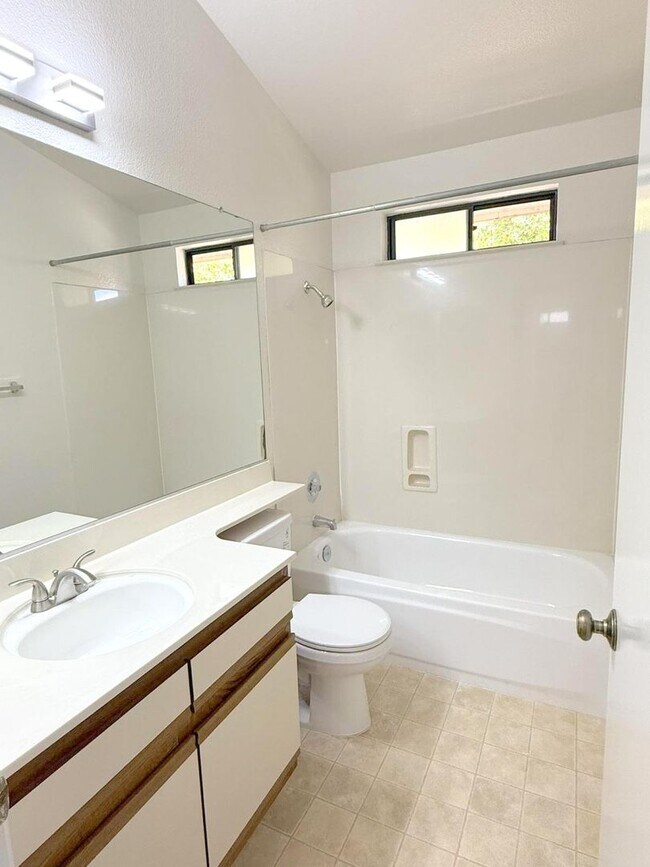 Building Photo - REDUCED ! BRIGHT TOP FLOOR 2 BEDROOM CONDO...