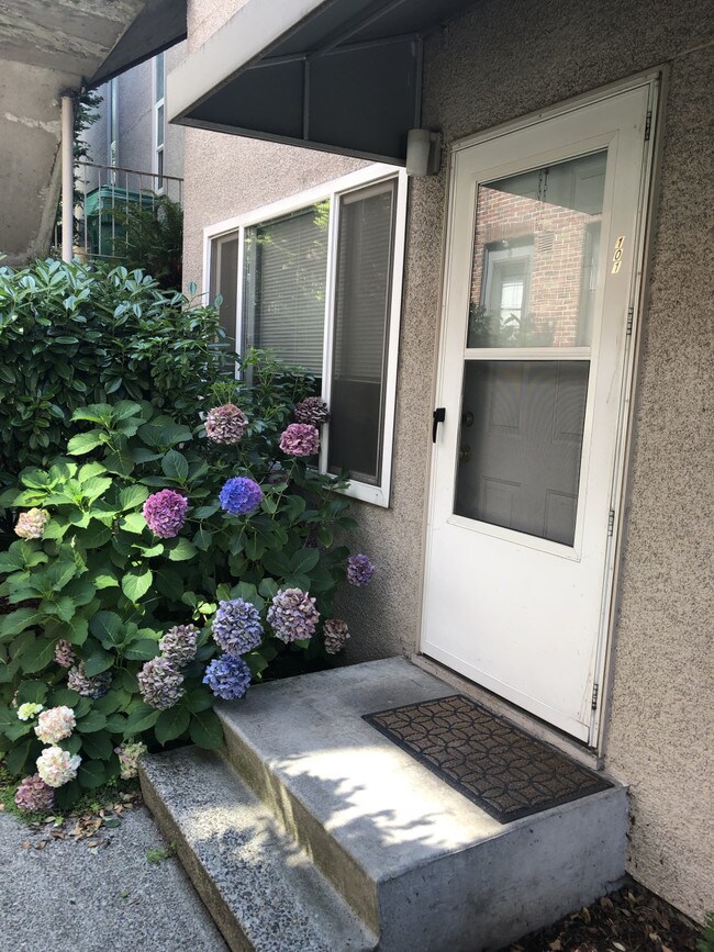 Castle Apartments 2239 Yale Ave E Seattle WA 98102 Apartment Finder