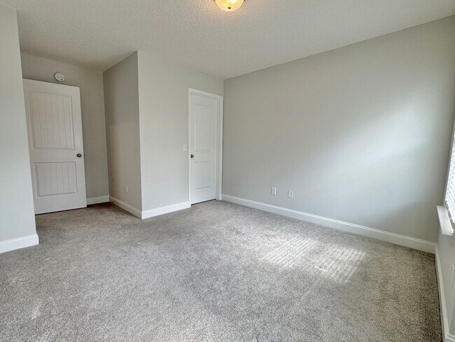Building Photo - AVAILABLE SEPTEMBER 2025 [PET FRIENDLY]