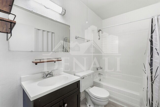 Building Photo - 808 S Langley Ave