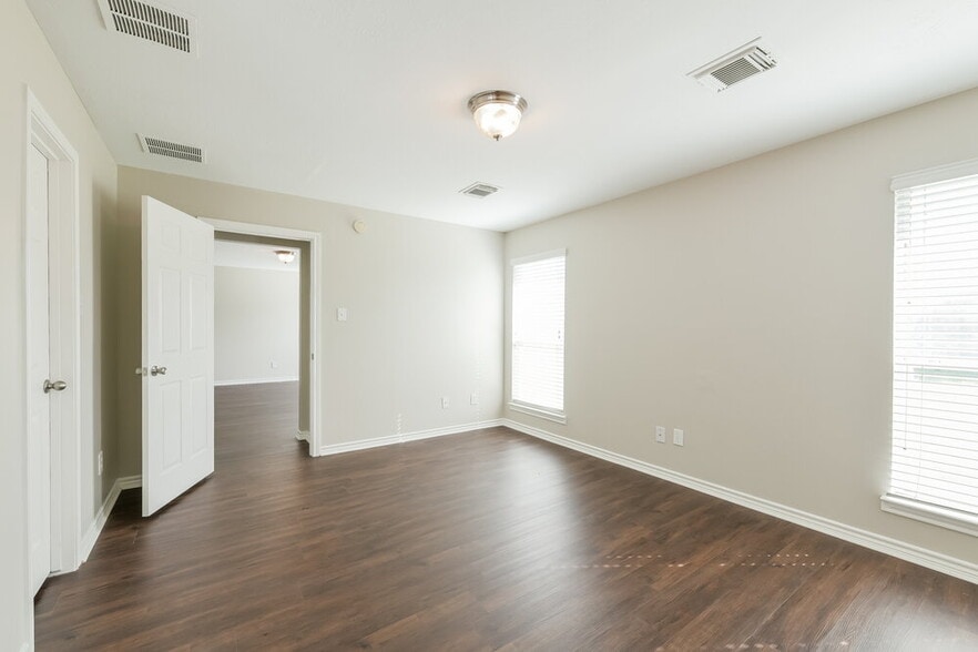 Building Photo - 19811 Lindenwick Ct