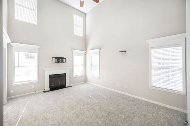 Building Photo - 104 Rosales Dr