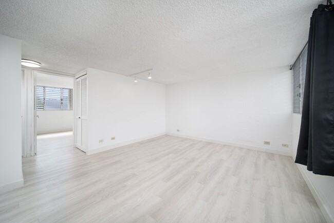 Building Photo - Upgraded Condo w/ Assigned Parking Near H1...
