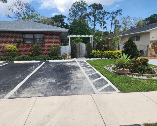 Building Photo - 452 Martin Ave