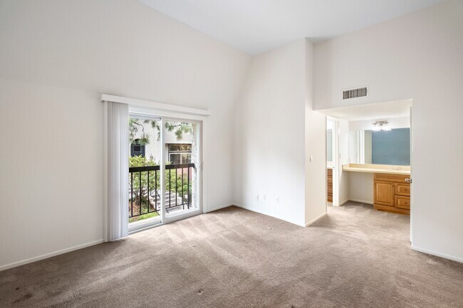 Building Photo - 11260 Overland Ave