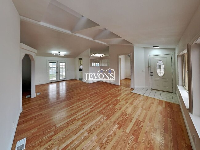 Building Photo - Comfortable Selah Residence with Open Living Space and Easy Commuter Access