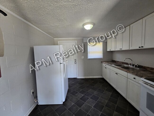 Building Photo - Two bedroom apartment off Harden Street - First Month 50% off