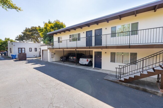 Building Photo - Renovated 2 Bedroom 1 Bath Unit