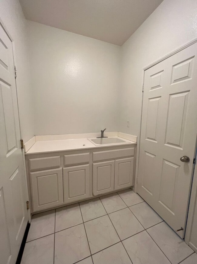 Building Photo - Beautiful home in central location of Victorville