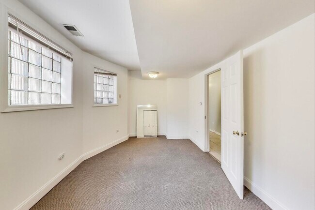 Building Photo - 4553 S Ellis Ave