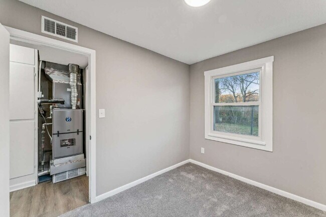 Building Photo - Beautifully renovated 5-bedroom, 2 full bath home ready for move-in!  1st month's rent is FREE!*