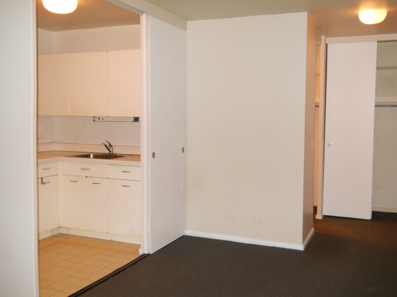 Building Photo - 2400 N Lakeview Ave